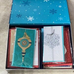 Hallmark 24 Assorted Holiday Cards W/Envelopes / Reusable Box W/Magnetic Closure